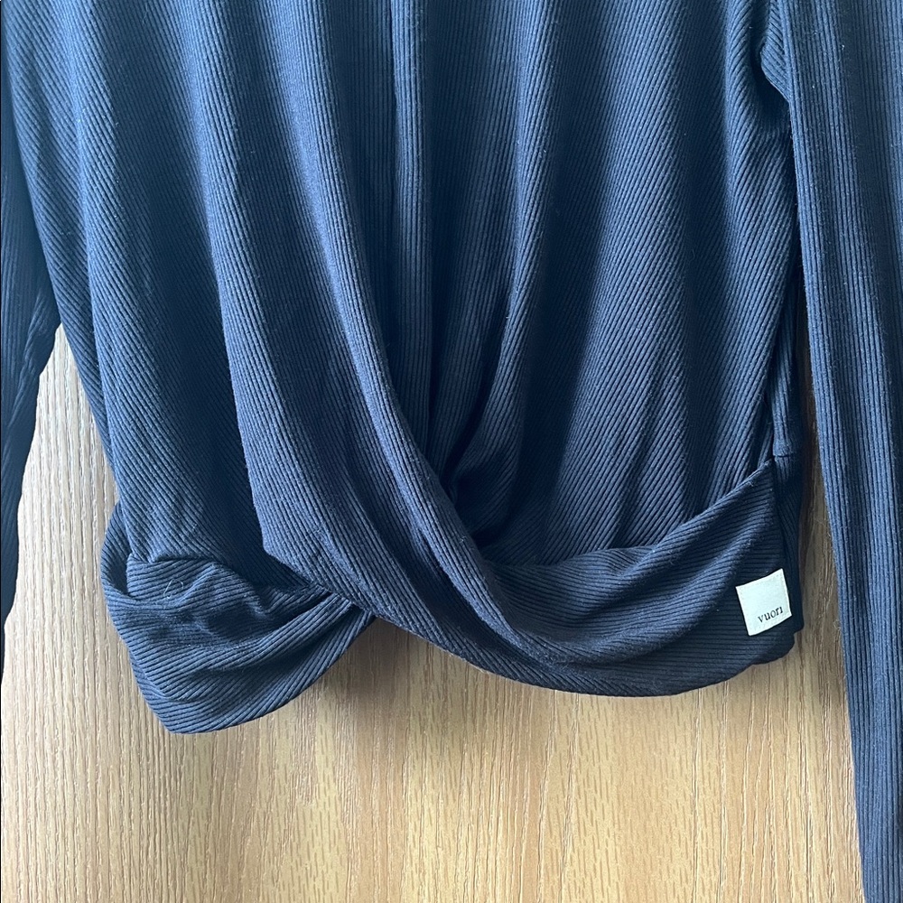 Vuori large cove twist tee in black - Picture 2 of 4